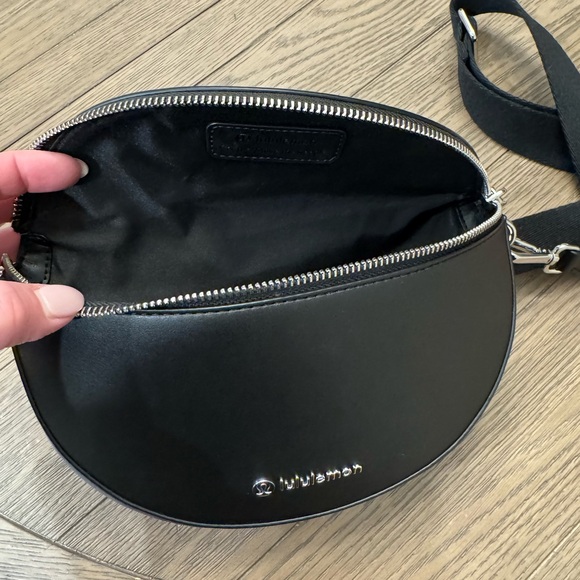 Lululemon Black Saddle Crossbody Bag - Picture 4 of 4